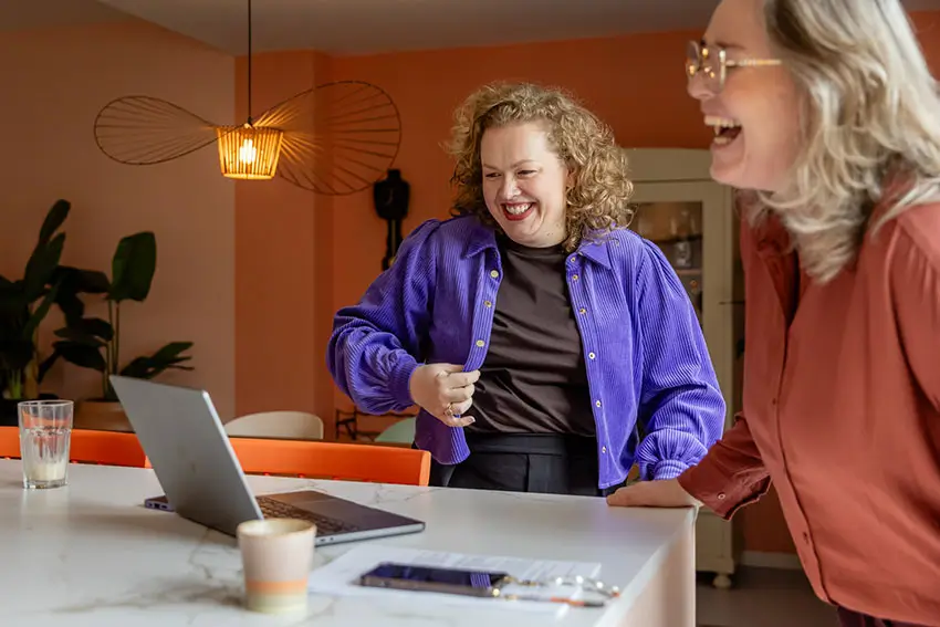 Jij hoeft niet meer overal bovenop te zitten. Medewerkers nemen initiatief, denken vooruit en lossen dingen zelf op